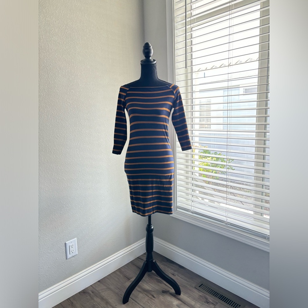Women orange and navy stripped dress . 3/4 sleeves length